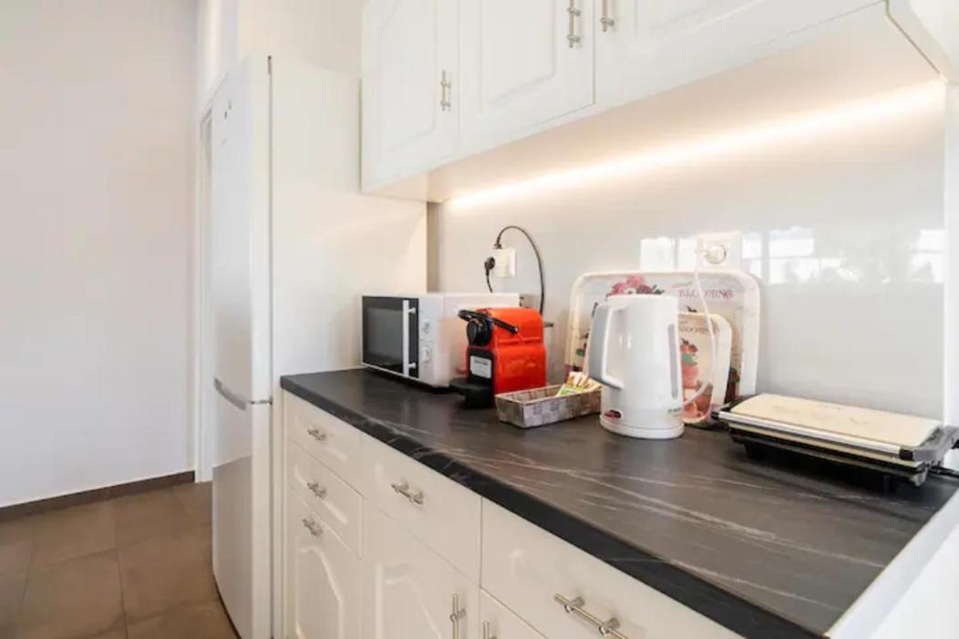 Βright Walled Designed Apt In Glyfada Center Athen Eksteriør billede