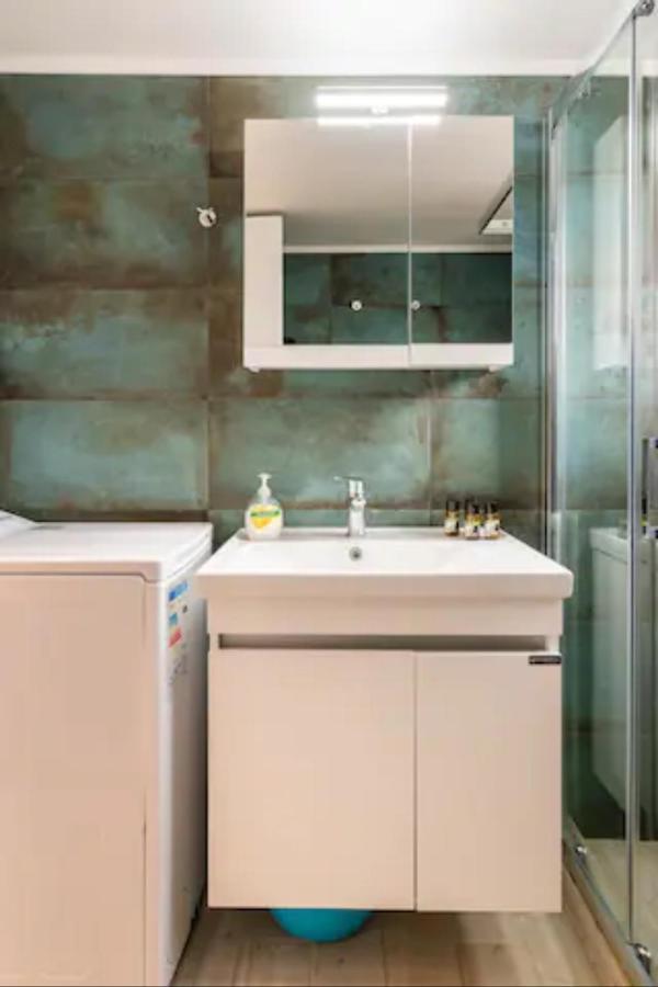 Βright Walled Designed Apt In Glyfada Center Athen Eksteriør billede