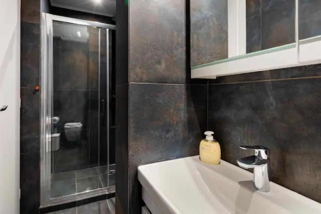 Βright Walled Designed Apt In Glyfada Center Athen Eksteriør billede
