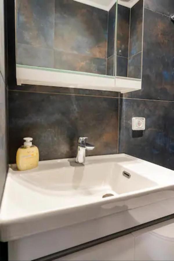 Βright Walled Designed Apt In Glyfada Center Athen Eksteriør billede